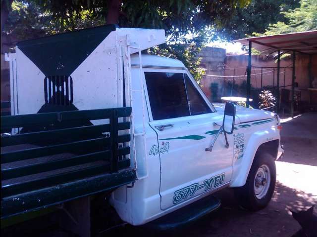  Vendo camioneta jeep tipo estaca automatica en Zulia